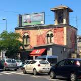 Non c�� barese che non l�abbia vista: si trova l� da sempre, all'altezza del trafficatisimo sottopasso Luigi di Savoia, quello che dall�estramurale Capruzzi porta in centro. Parliamo di un'antica e abbandonata villetta color rosso corallo dalle linee orientaleggianti sul cui tetto spicca una graziosa torretta